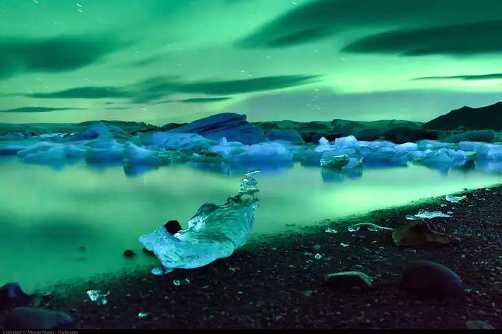 Icebergs in Jokulsarlon with auroas