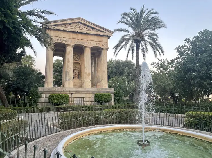 Fountain and monument at the Lower Barrakka Gardens